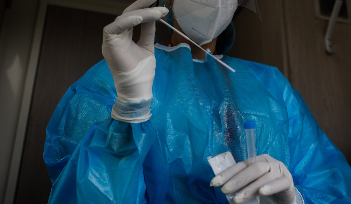 Νέο σκάνδαλο: «Μοιράζουν» και πλαστά θετικά rapid test με 200 ευρώ