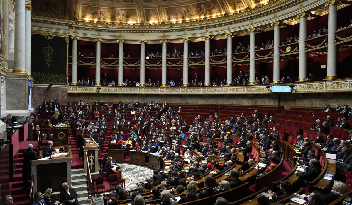 Γαλλία: Επιβίωσε η κυβέρνηση Μακρόν – Απορρίφθηκαν οι προτάσεις δυσπιστίας