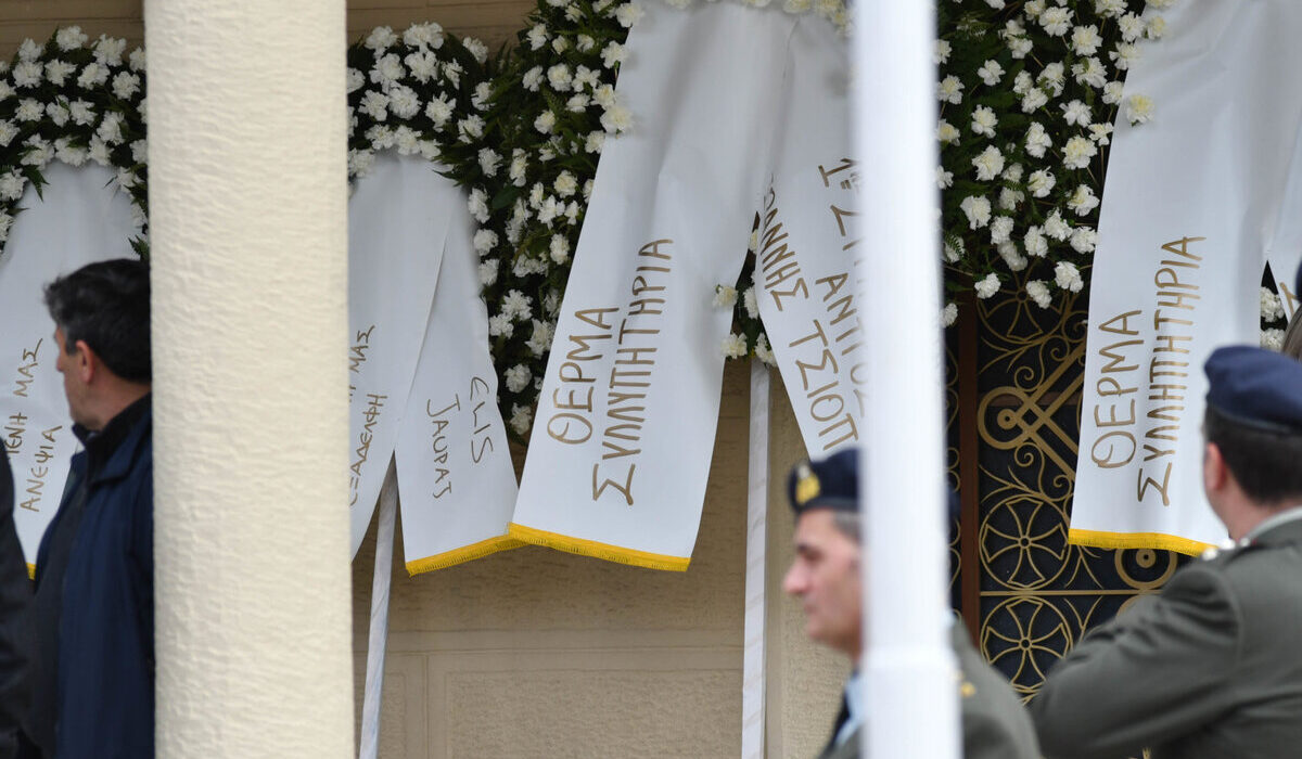 Τέμπη: Ραγίζουν καρδιές στο τελευταίο αντίο στην φοιτήτρια ιατρικής – Στρατιωτικό άγημα στη Λάρισα