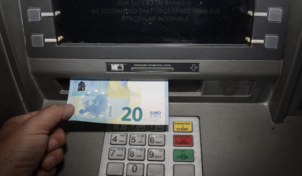Ανεξέλεγκτες οι τράπεζες: Σωρεία καταγγελιών για υπέρογκες χρεώσεις