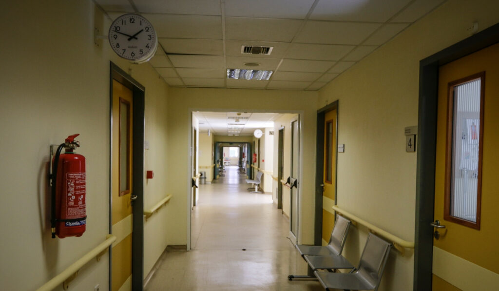 Κρήτη: Μάχη για τη ζωή του δίνει 12χρονο αγόρι που σώθηκε από πνιγμό