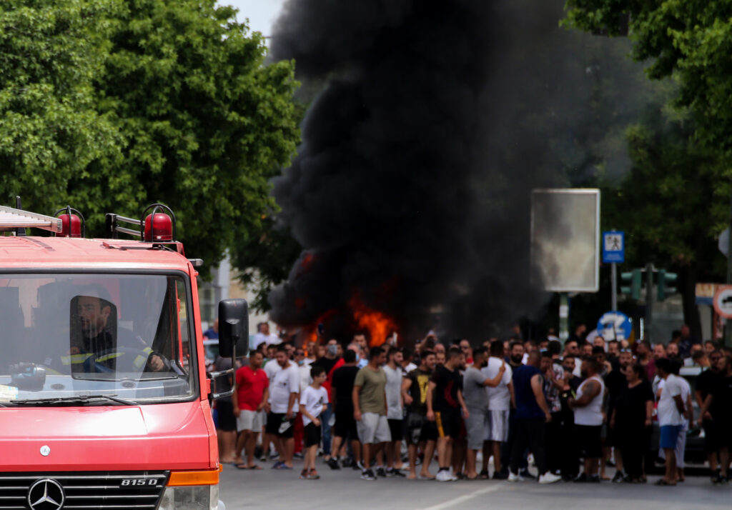 Λάρισα: Ένταση στη Νέα Σμύρνη – Προπηλάκισαν Περιφερειάρχη και δημοσιογράφο