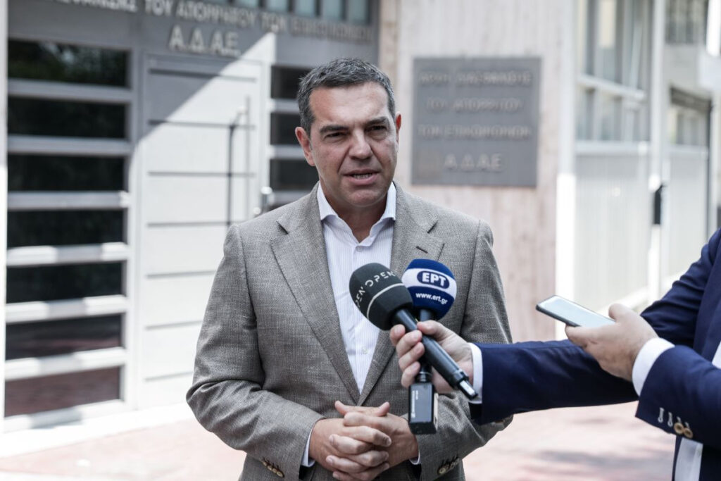 Τσίπρας: Προεξοφλεί νέες αποκαλύψεις για παρακολουθήσεις, ετοιμάζεται για εκλογές ακόμα και τον Οκτώβριο