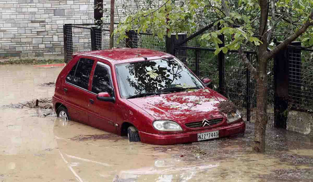 Πάτρα: Απεγκλωβίστηκε ζευγάρι από αυτοκίνητο στο Ρίο