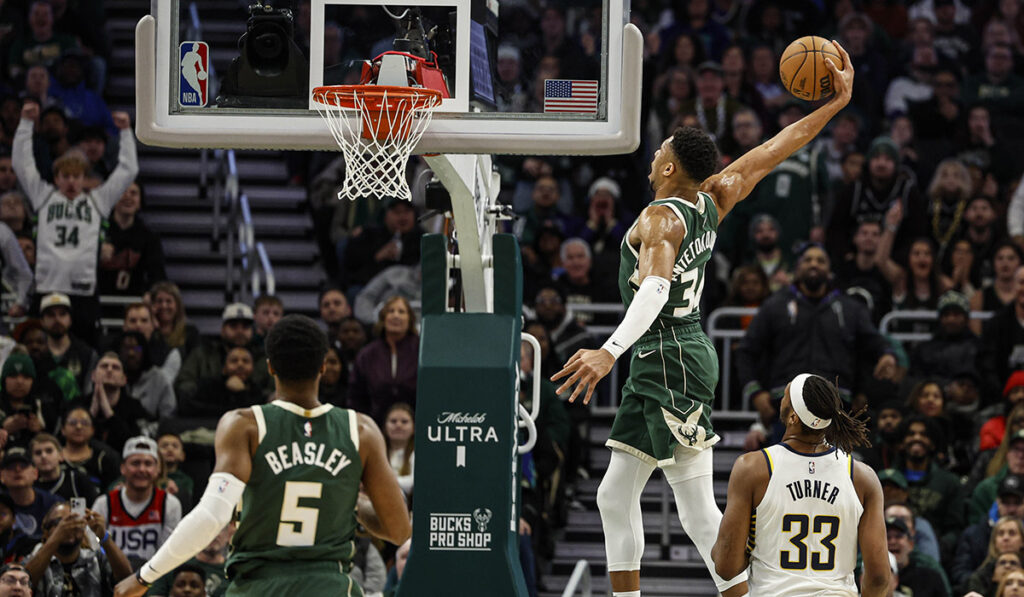 Triple double για τον Αντετοκούνμπο, αλλά ήττα για τους Μπακς κόντρα στους Πέισερς