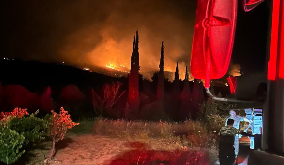 Φωτιά στην Κορινθία: Ολονύχτια μάχη με τις αναζωπυρώσεις (Εικόνες, Βίντεο)