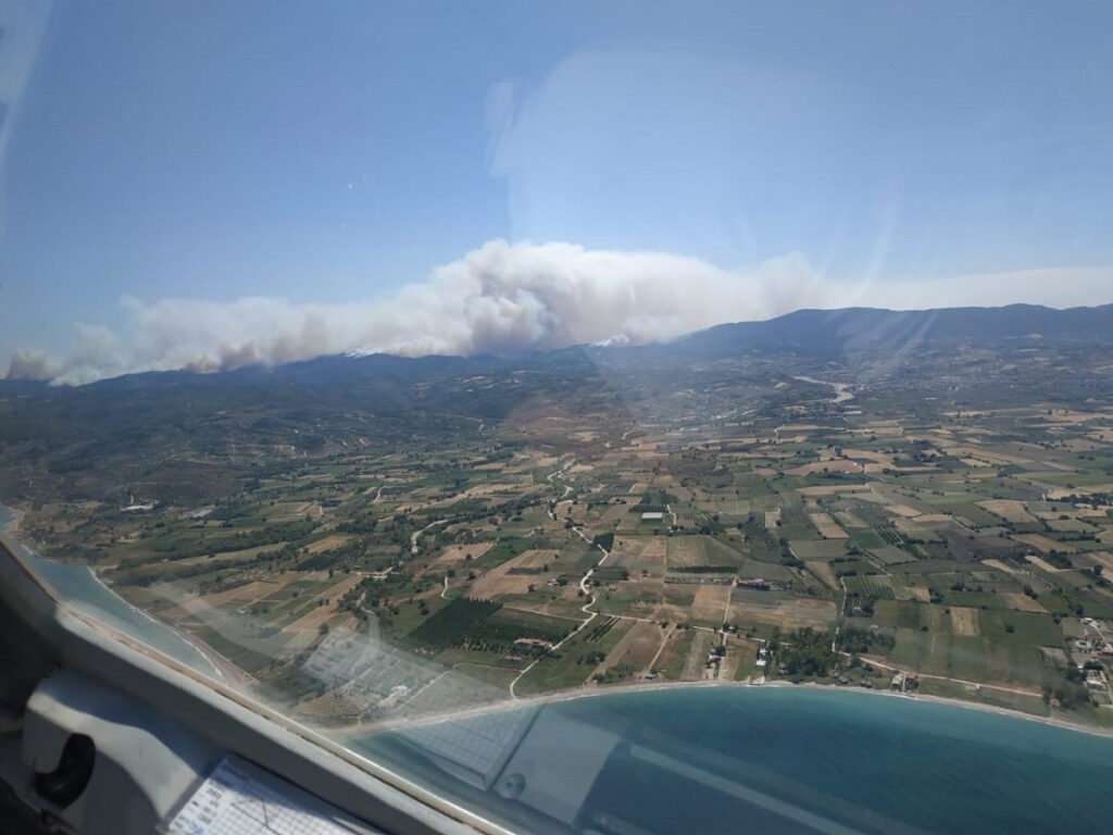 Νέο συγκλονιστικό βίντεο πάνω από τις φωτιές – Όσα «βλέπει» το Beriev