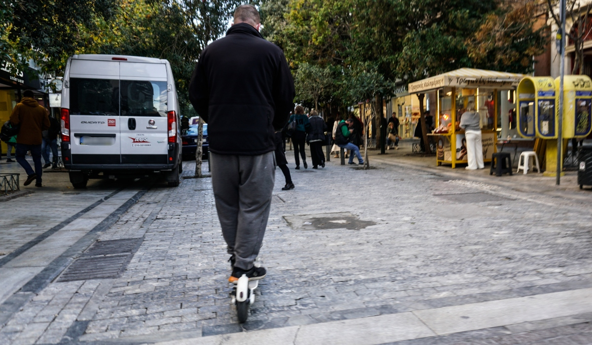 Κολωνάκι: Ο πλούσιος πελάτης με το πατίνι «ξάφρισε» γνωστό κοσμηματοπωλείο