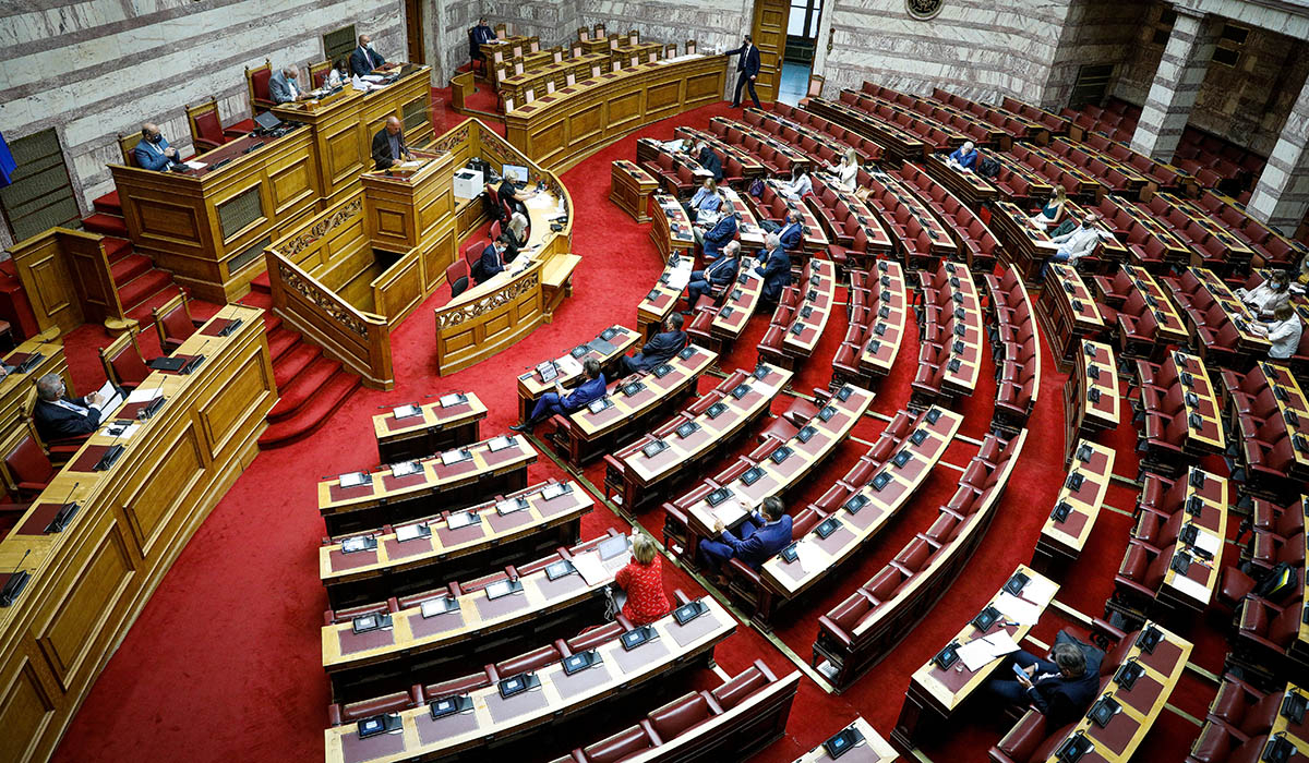 Ενός λεπτού σιγή στην Ολομέλεια της Βουλής για τον Μίκη Θεοδωράκη