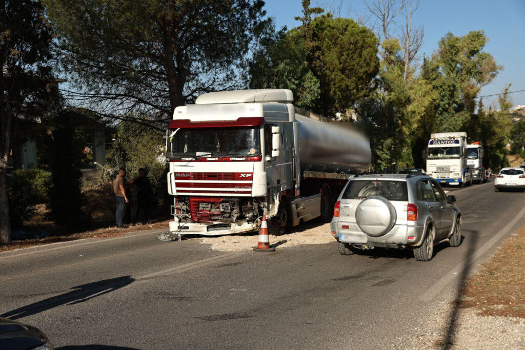 Πόρτο Ράφτη: Βυτιοφόρο συγκρούστηκε με αυτοκίνητο – Χωρίς τις αισθήσεις του ανασύρθηκε ο οδηγός