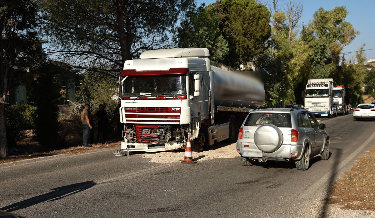 Πόρτο Ράφτη: Βυτιοφόρο συγκρούστηκε με αυτοκίνητο – Χωρίς τις αισθήσεις του ανασύρθηκε ο οδηγός
