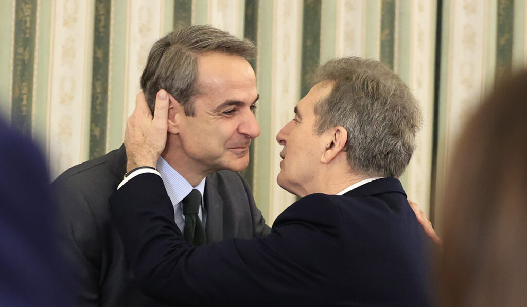 Η «γροθιά στο στομάχι» του Κυριάκου και ο Χρυσοχοΐδης