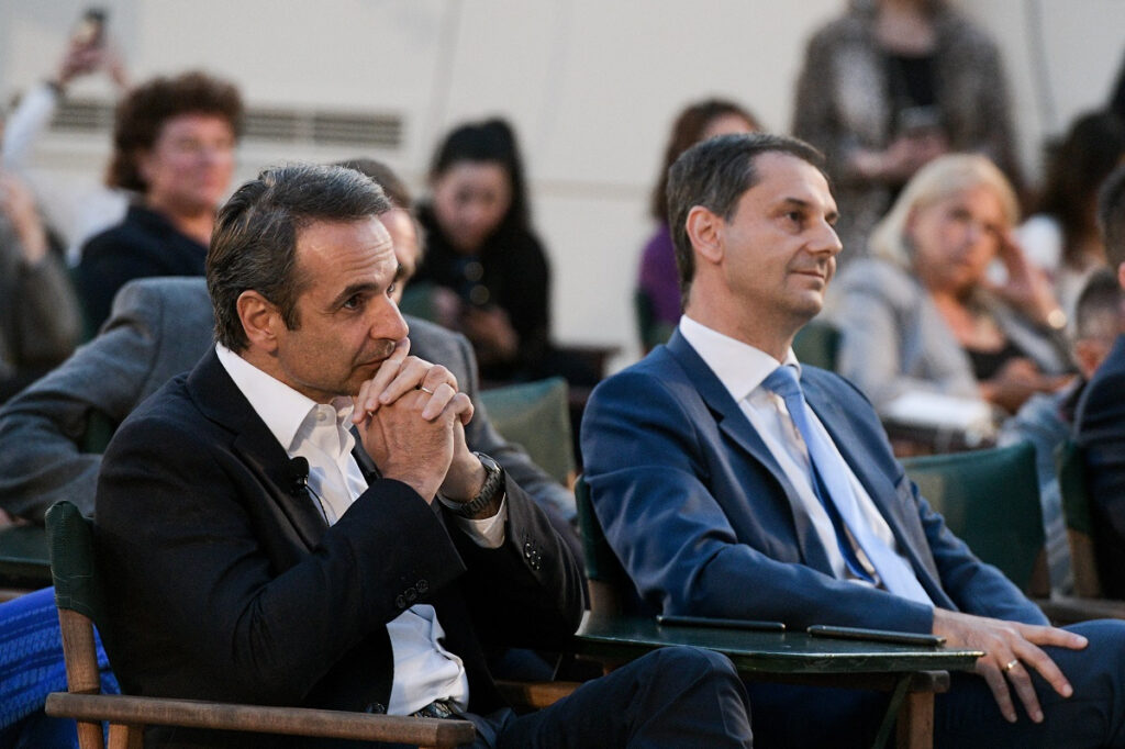 Κυβερνητική Βαβέλ: Ο Θεοχάρης προαναγγέλλει αυξήσεις στη φορολογία, το Μαξίμου του βγάζει «κίτρινη κάρτα»