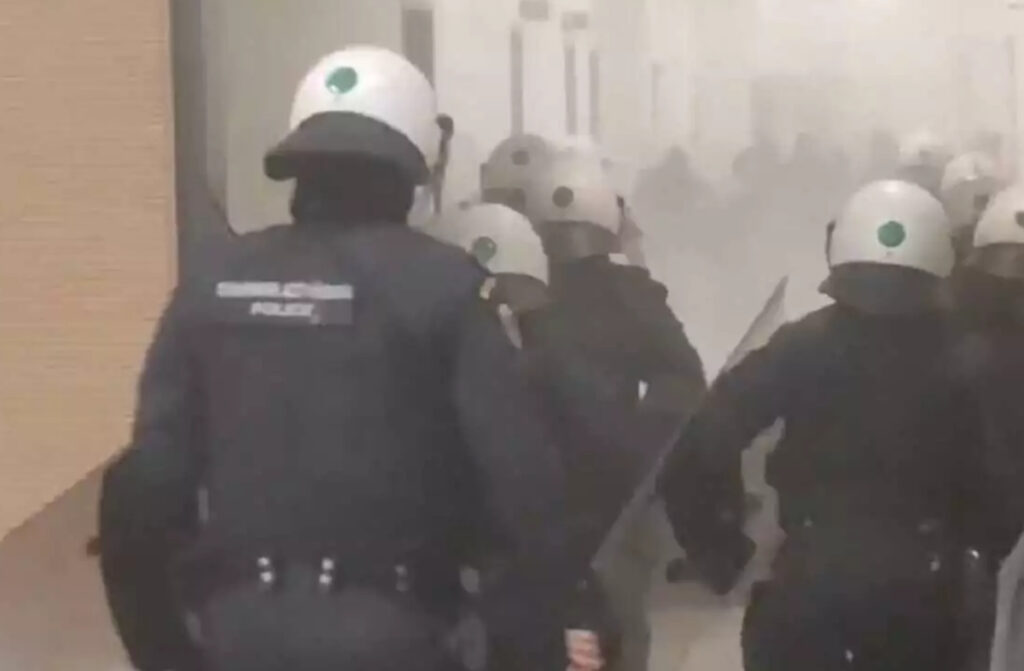 Πρωτοφανής αστυνομική βία μέσα στο Δικαστήριο – Η απόφαση για τον αστυνομικό και την υπόθεση μαστροπείας στην Ηλιούπολη