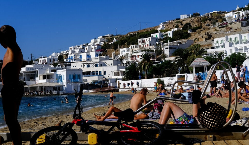 Νέα μέτρα: Έρχεται υποχρεωτική μάσκα στους εξωτερικούς χώρους στα νησιά