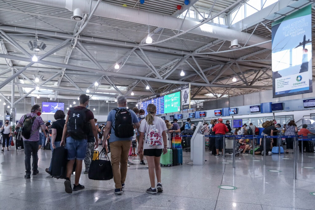 Αντέχει ο ελληνικός τουρισμός: Αυξημένες οι πτήσεις και τον Αύγουστο