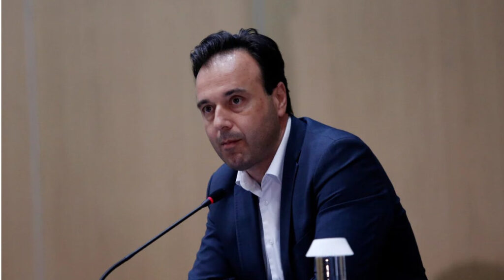«Φυγαδεύτηκε» ο Δημήτρης Παπαστεργίου στα Μεγάλα Καλύβια – Γιούχα από πλημμυροπαθείς