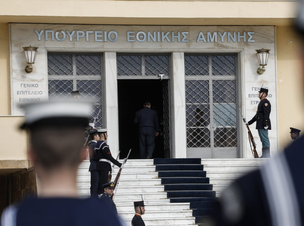 Ο χορός της μίζας στους εξοπλισμούς καλά κρατεί…