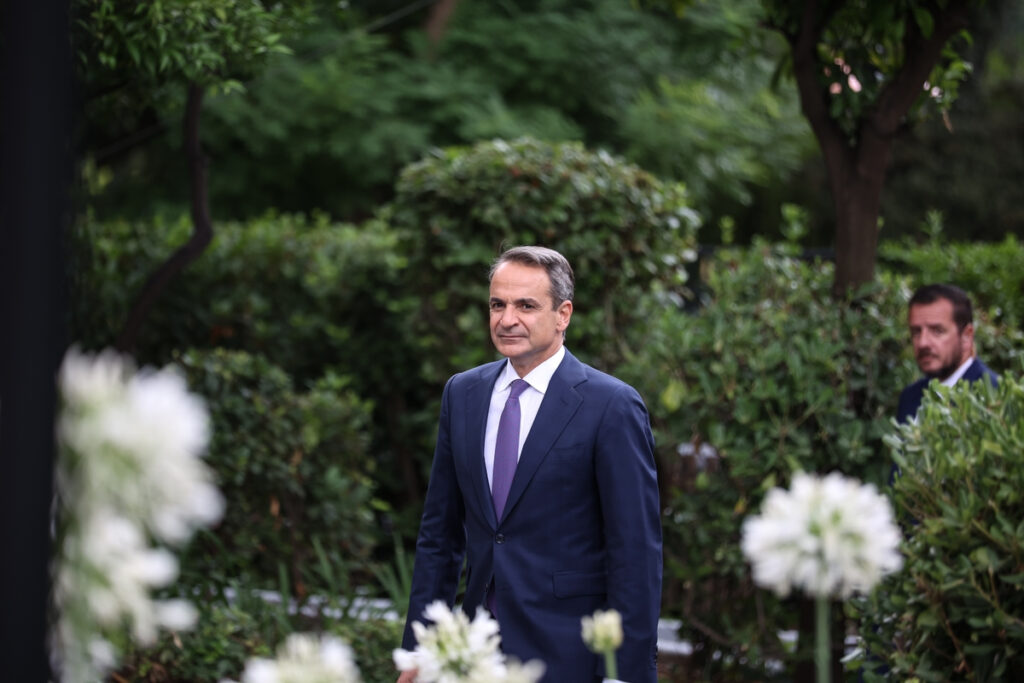 Οι «περιστρεφόμενες θύρες», οι άνθρωποι των «ειδικών αποστολών» και οι… μουτζαχεντίν του εκσυγχρονισμού!