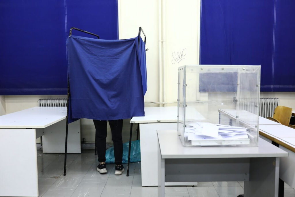 Συναγερμός στους γαλάζιους βουλευτές για εκλογικό αιφνιδιασμό τον Δεκέμβριο