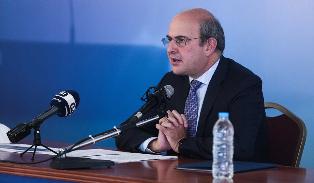 Χατζηδάκης: Προκαλώ να μου φέρουν μία λέξη από τον νόμο που περιορίζει την προστασία των διανομέων