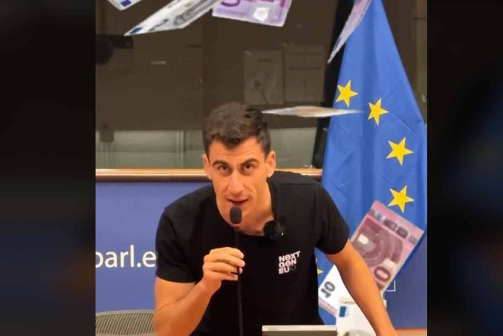 Φειδίας Παναγιώτου: «24 χρονών είμαι, κάνω λάθη» λέει ο ευρωβουλευτής μετά τον σάλο με τις δοκιμασίες στο Σύνταγμα