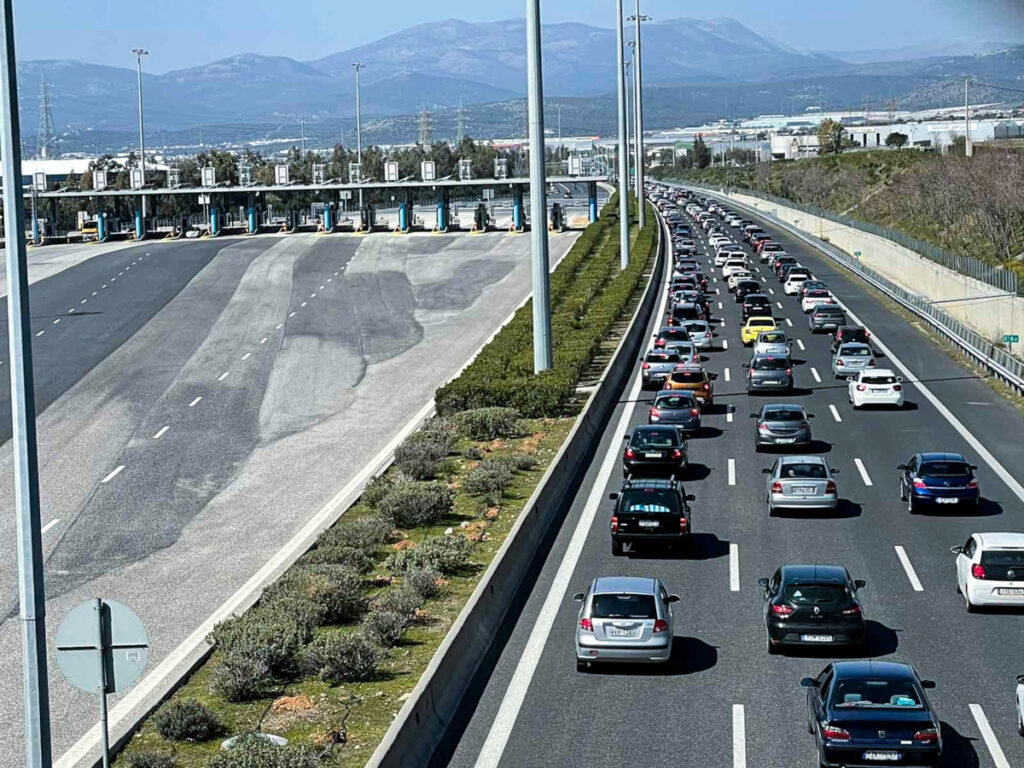 Κίνηση στους δρόμους τώρα: Πού έχει πρόβλημα σε Αθήνα, Αττική Οδό, Κηφισό (LIVE χάρτης)