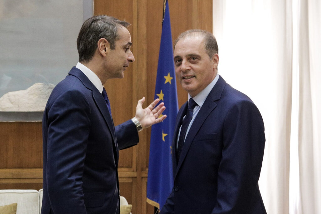 Πήρε φωτιά η «δεξιά πολυκατοικία» – Νέες συμμαχίες και σχήματα για είσοδο στη Βουλή