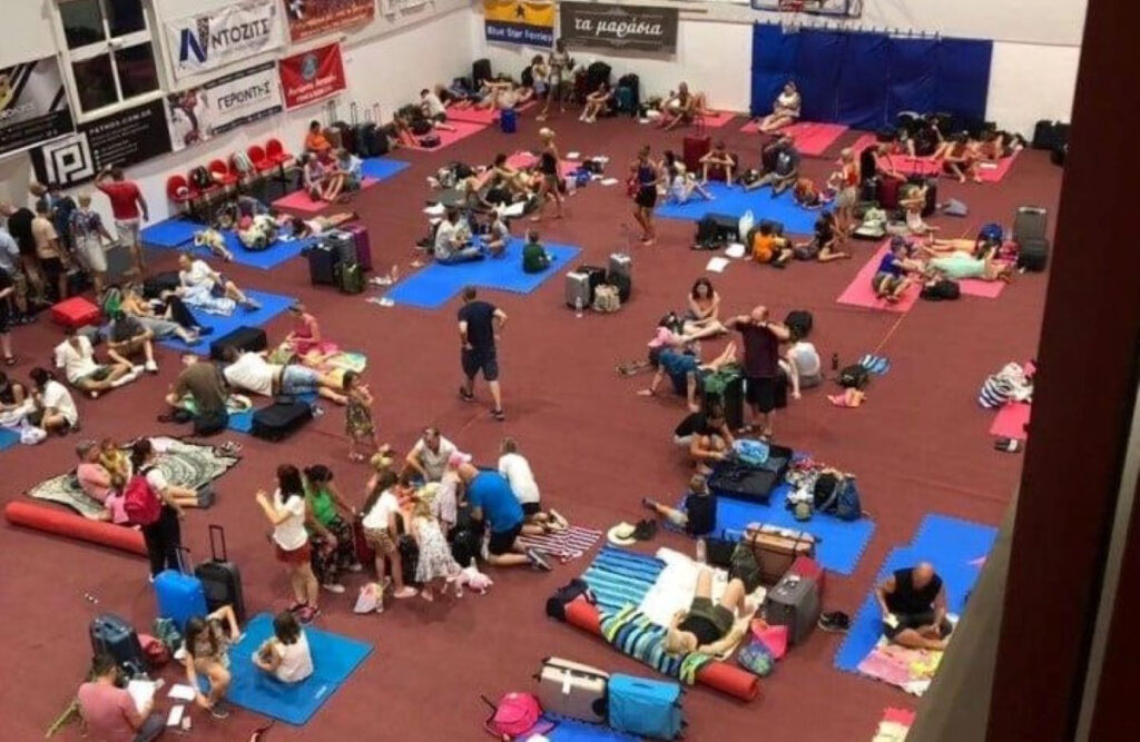Φωτιά στη Ρόδο: Οι άνθρωποι κοιμούνται σε χαρτόκουτα – «Δεν έχουμε υποδομές», λέει ο αντιδήμαρχος