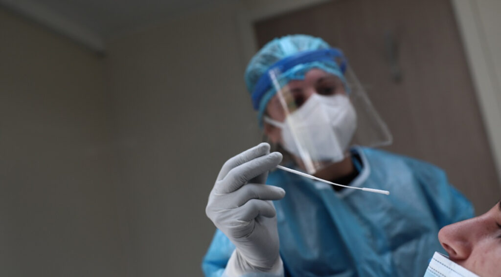 Ανεμβολίαστοι: Μόνο με PCR το πιστοποιητικό νόσησης – Η πρόταση των ειδικών