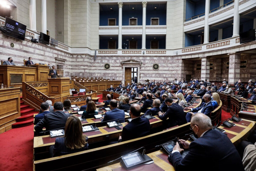 Όλα του γάμου δύσκολα για τη ΝΔ – Τα φροντιστήρια, οι «απείθαρχοι» και ο Σαμαράς
