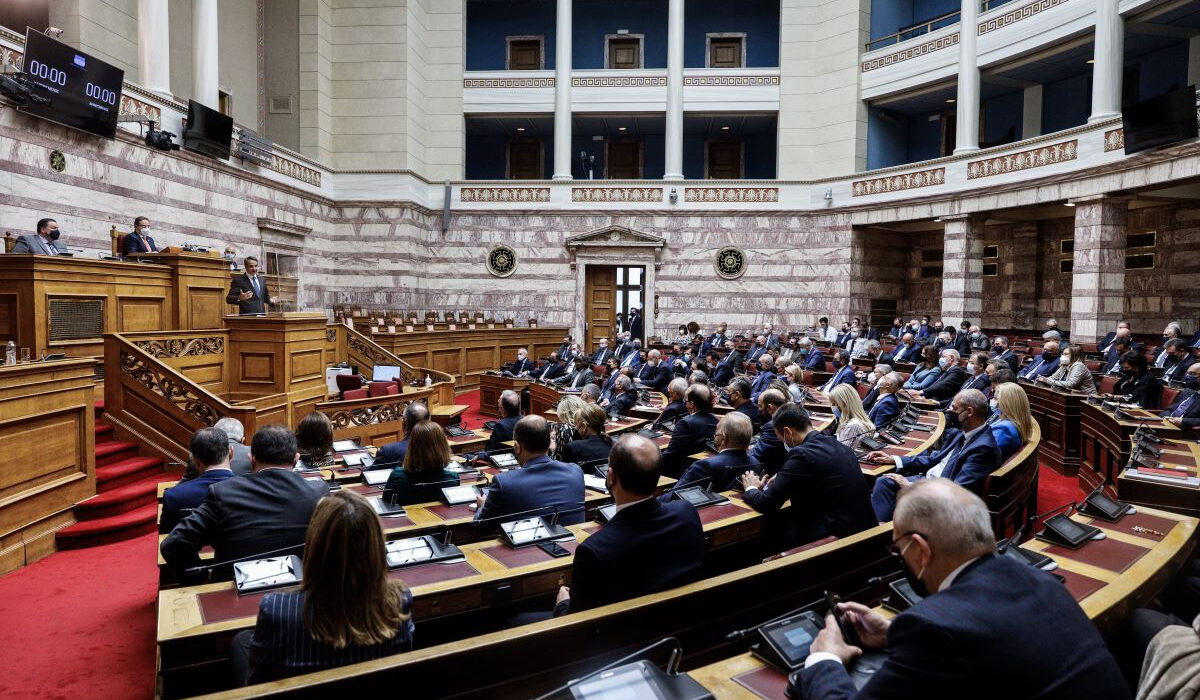 Όλα του γάμου δύσκολα για τη ΝΔ – Τα φροντιστήρια, οι «απείθαρχοι» και ο Σαμαράς