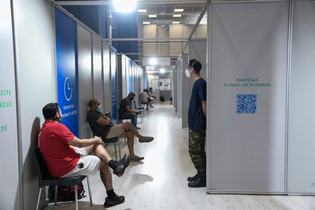 Εκθέτει το Μαξίμου η πορεία των εμβολιασμών – Απαιτείται σοβαρή συζήτηση