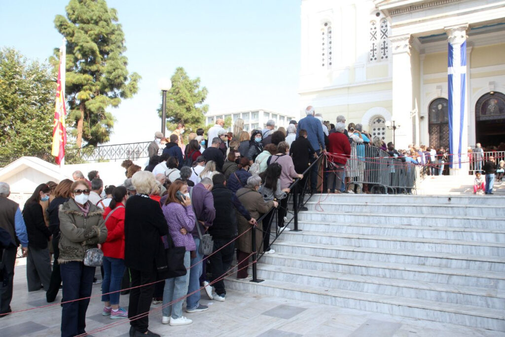 Πειραιάς: Τεράστιες ουρές για την Αγία Ζώνη – Πιθανή νέα παράταση