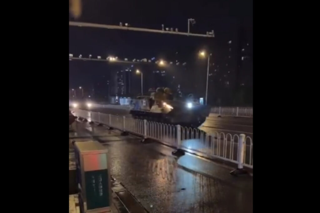 Ξυπνούν μνήμες Τιεν Αν Μεν 33 χρόνια μετά – Τανκς στους δρόμους της Κίνας (βίντεο)
