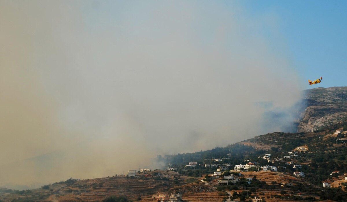 Φωτιά στην Εύβοια: Τέσσερις οικισμοί εκκενώνονται στην Κάρυστο – Ήχησε το 112
