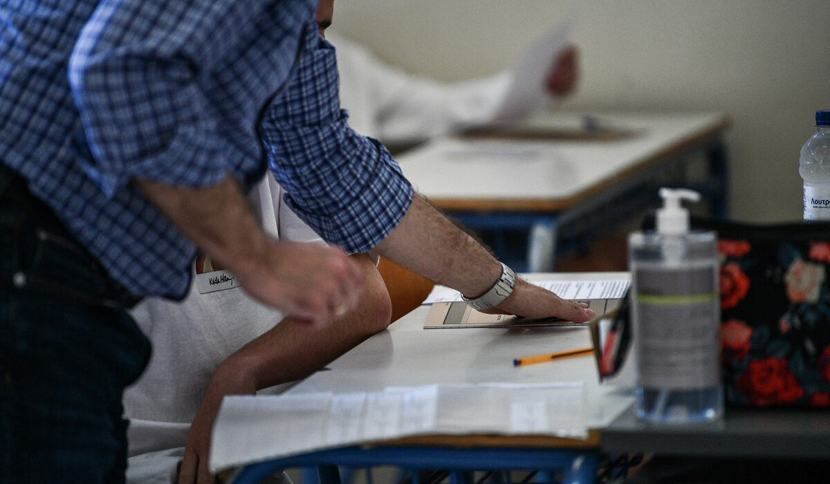 Πανελλήνιες 2024: Τι γίνεται αν πιάσουν κάποιον να αντιγράφει – Ο ρόλος των επιτηρητών