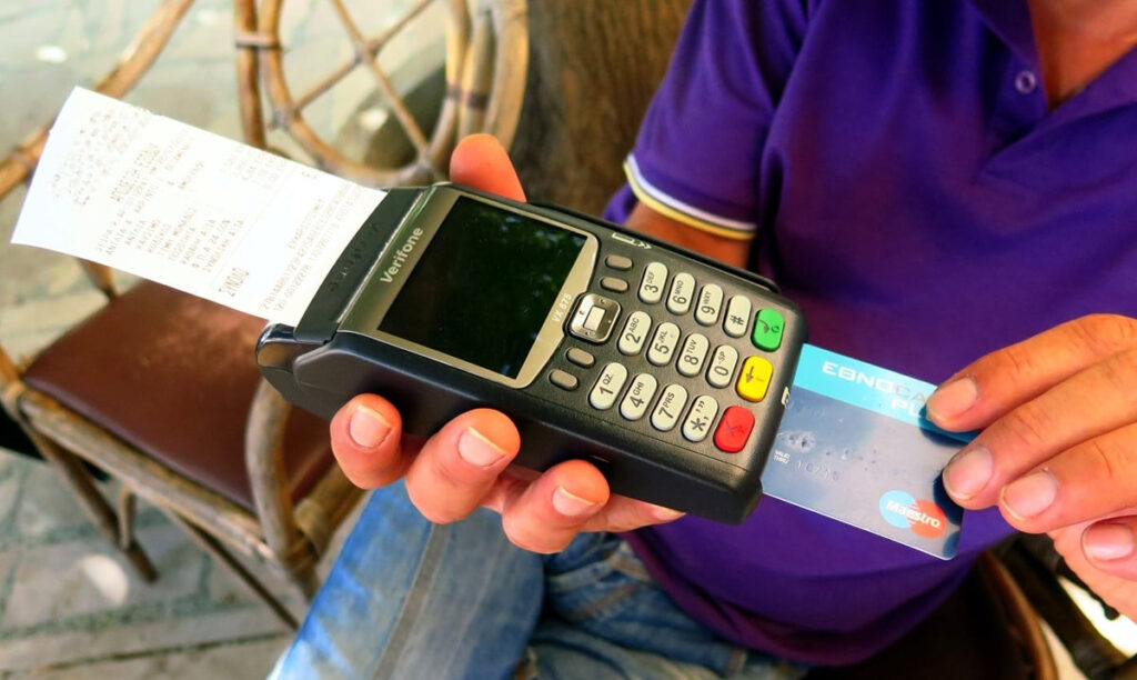 «Ψήνεται» παράταση για τα POS – Με ρυθμούς χελώνας η διασύνδεση με ταμειακές