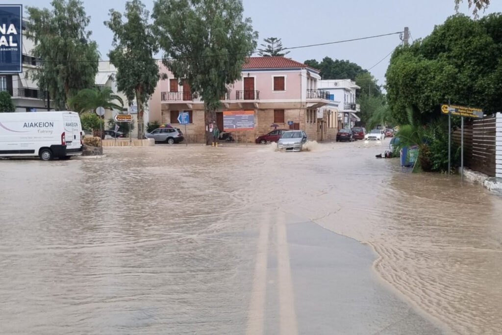 Πλημμύρισε η Αίγινα: Η θάλασσα μπήκε στις αυλές σπιτιών (Φωτογραφίες)