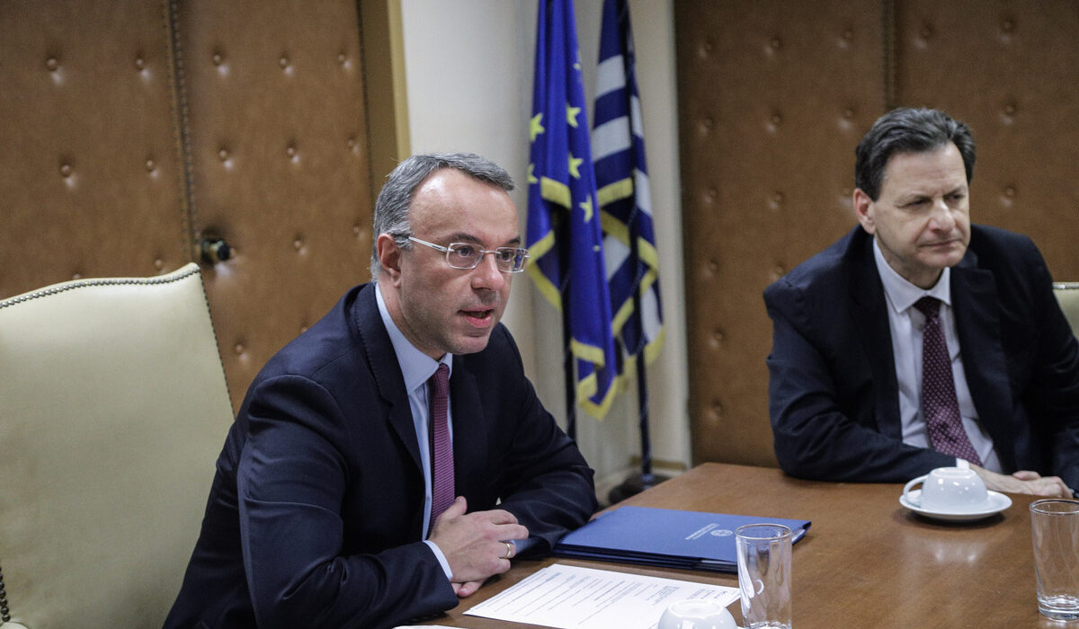 Ο Σταϊκούρας σε ρόλο… «Ράμπο» κατά των τραπεζιτών: «Δυο ώρες ρίχναμε μπινελίκια»