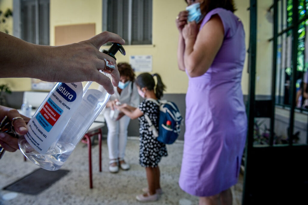 Μπροστά σε νέο «κοκτέιλ» κορονοϊού και γρίπης: Με συστάσεις ανοίγουν τα σχολεία – Οι οδηγίες του ΕΟΔΥ