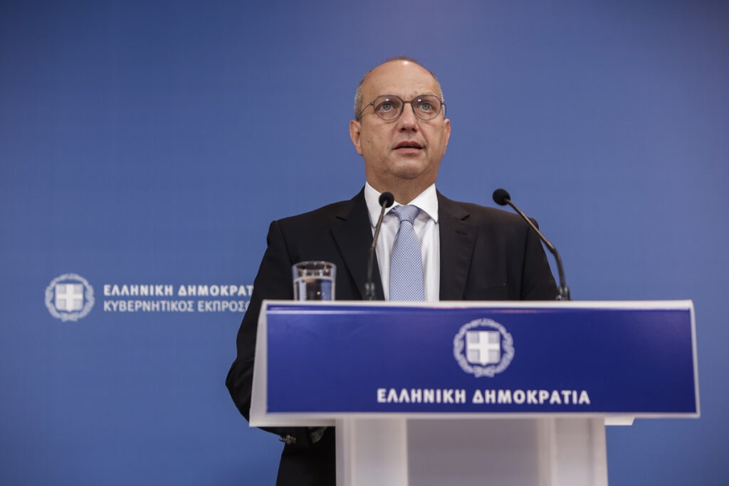 Οικονόμου σε Τσίπρα: Η κυβέρνηση ούτε θριαμβολογεί, ούτε θεωρητικολογεί