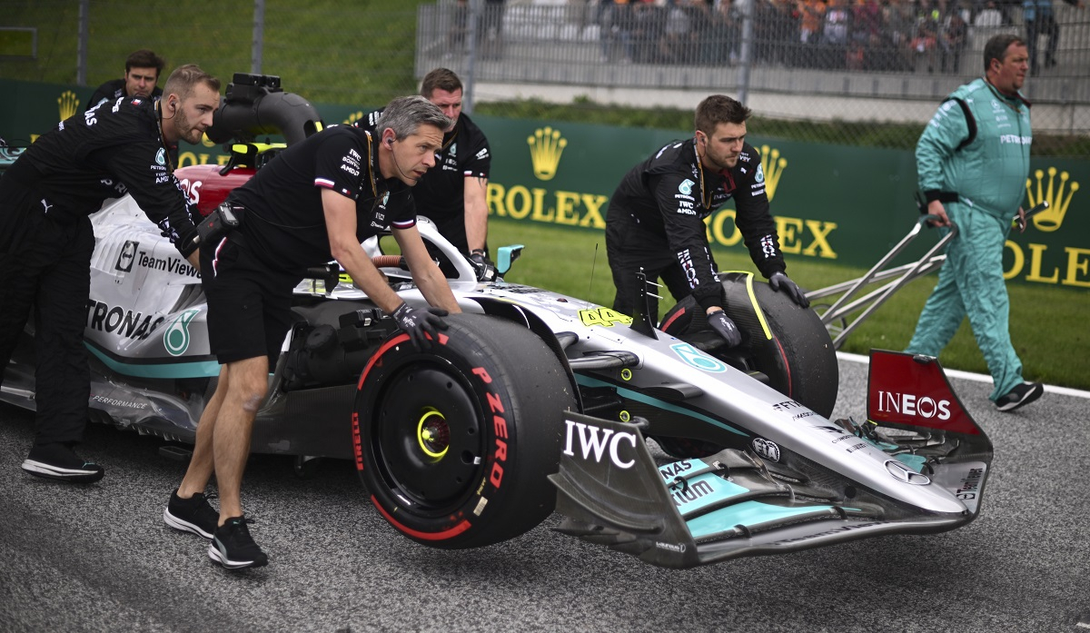 F1: Οι μηχανικοί της Mercedes έκαναν «μαγικά» – Έφτιαξαν ένα μονοθέσιο σε 3 ώρες