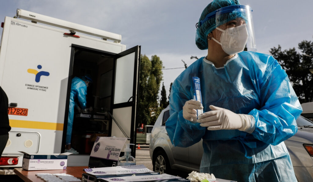 Πού εντοπίστηκαν τα 2.562 κρούσματα, όλες οι περιοχές: 1.165 στην Αττική, 166 στη Θεσσαλονίκη