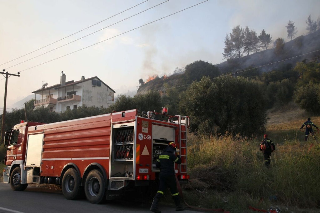Οριοθετήθηκε η φωτιά στις Αχαρνές