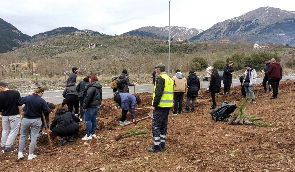 Καρπενήσι: Φοιτητές φύτεψαν 57 δένδρα στη μνήμη των νεκρών στα Τέμπη