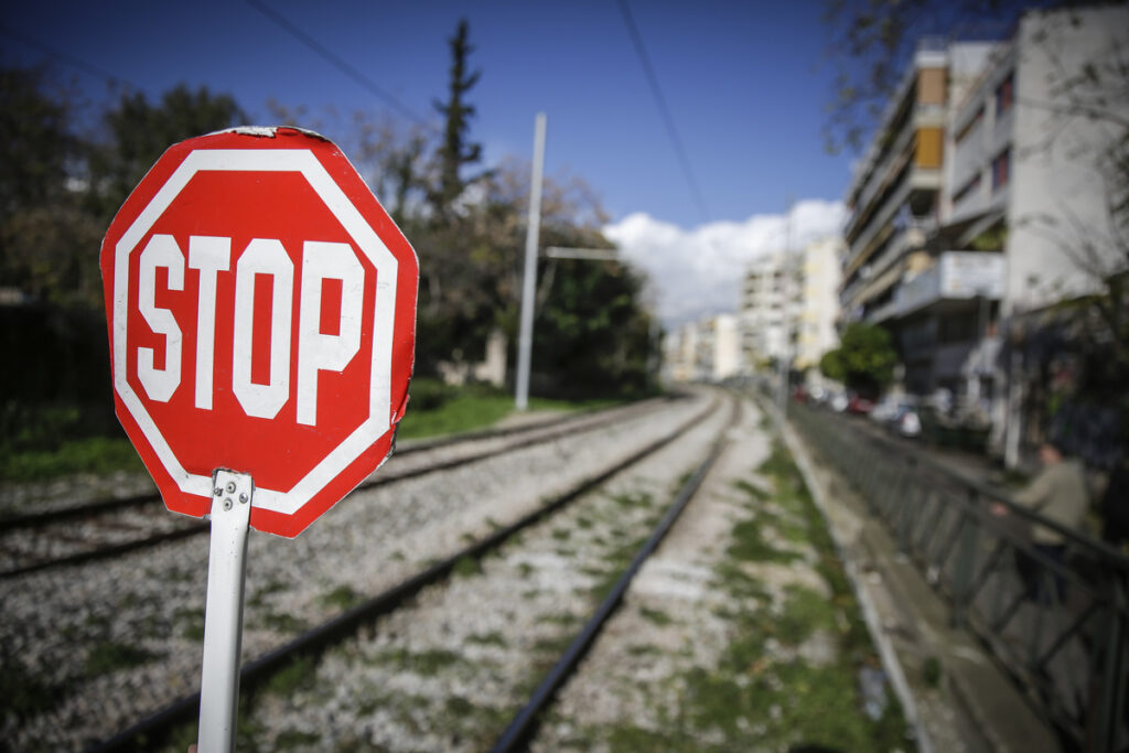 Σύγκρουση τρένου με ΙΧ στην Ιερά οδό – Το αυτοκίνητο παραβίασε τις μπάρες