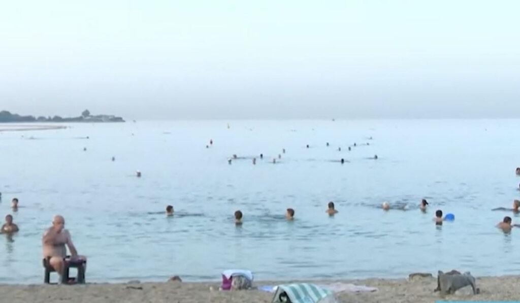 Καύσωνας: Στις παραλίες από τα ξημερώματα για να αντέξουν τα 40άρια – Βίντεο