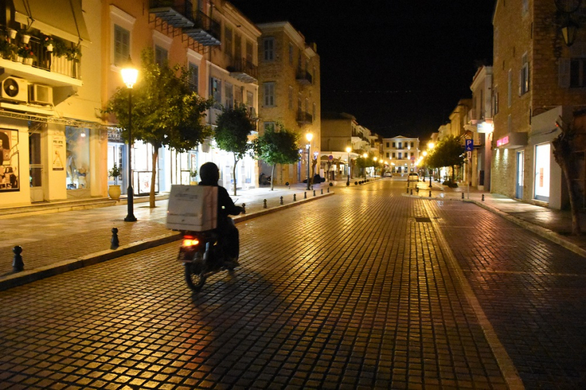 Απαγόρευση κυκλοφορίας μετά τις 9 το βράδυ το νέο σενάριο για νέα μέτρα