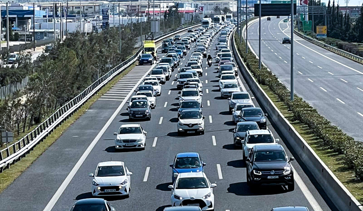 Αττική Οδός τώρα: Έντονη κίνηση στο ρεύμα προς Αεροδρόμιο – Φωτιά σε όχημα στο ύψος της λεωφόρου Κύμης